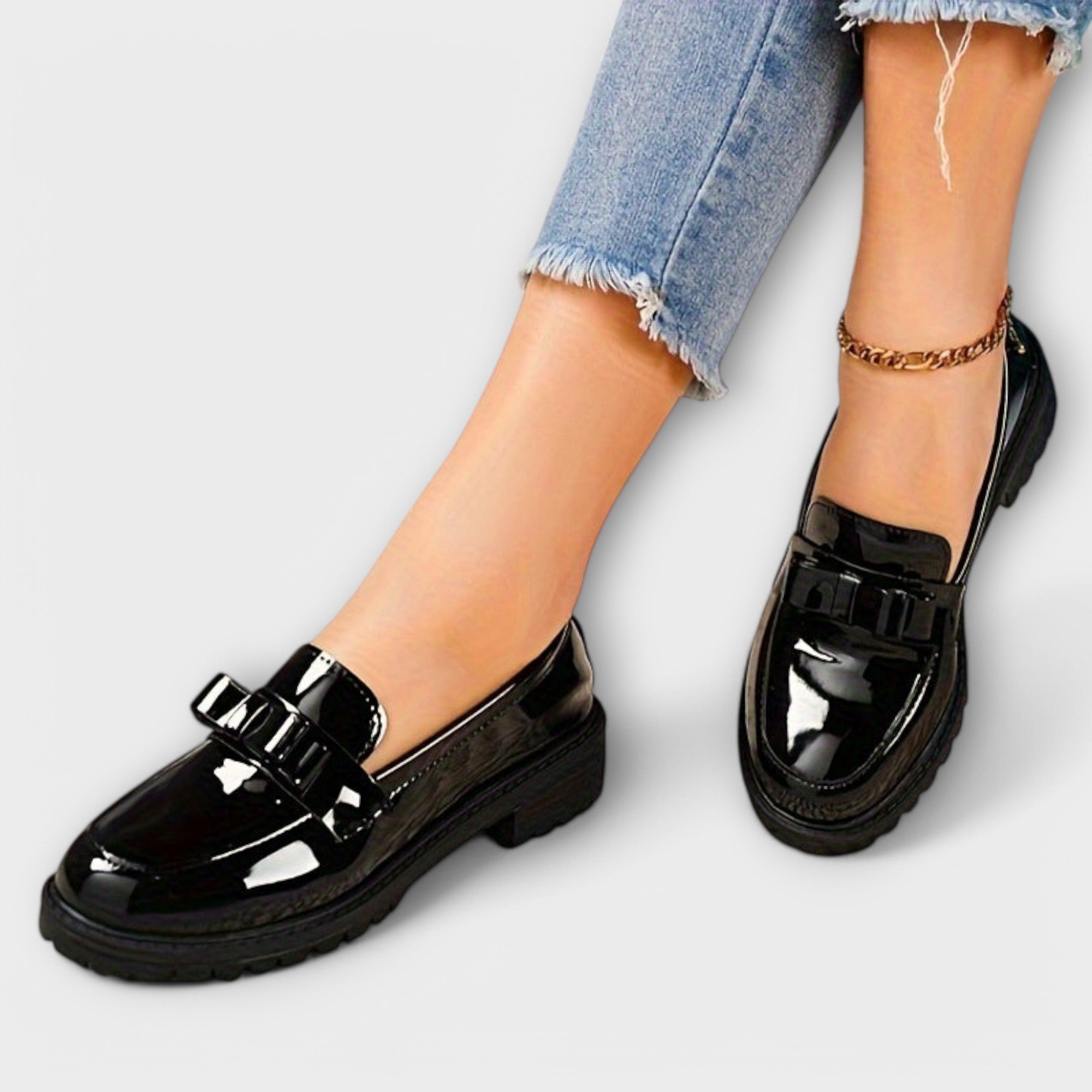 Mocasines Femeninos Negros de Charol con Lazo