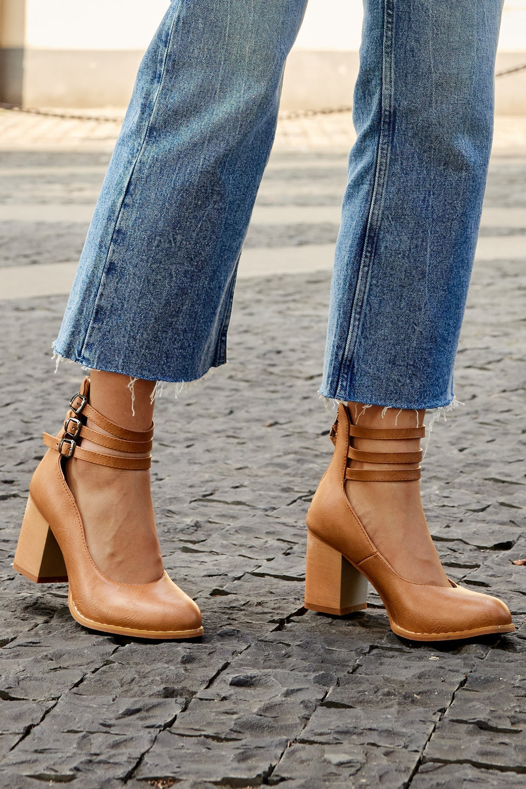 Casilda™ | Sandalias lisas con tira en el tobillo y suela gruesa