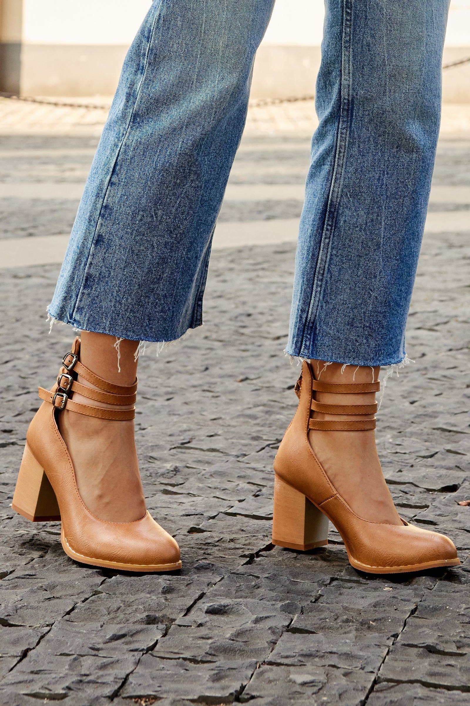 Casilda™ | Sandalias lisas con tira en el tobillo y suela gruesa