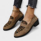 Zapatos femeninos elegantes con patrón de leopardo