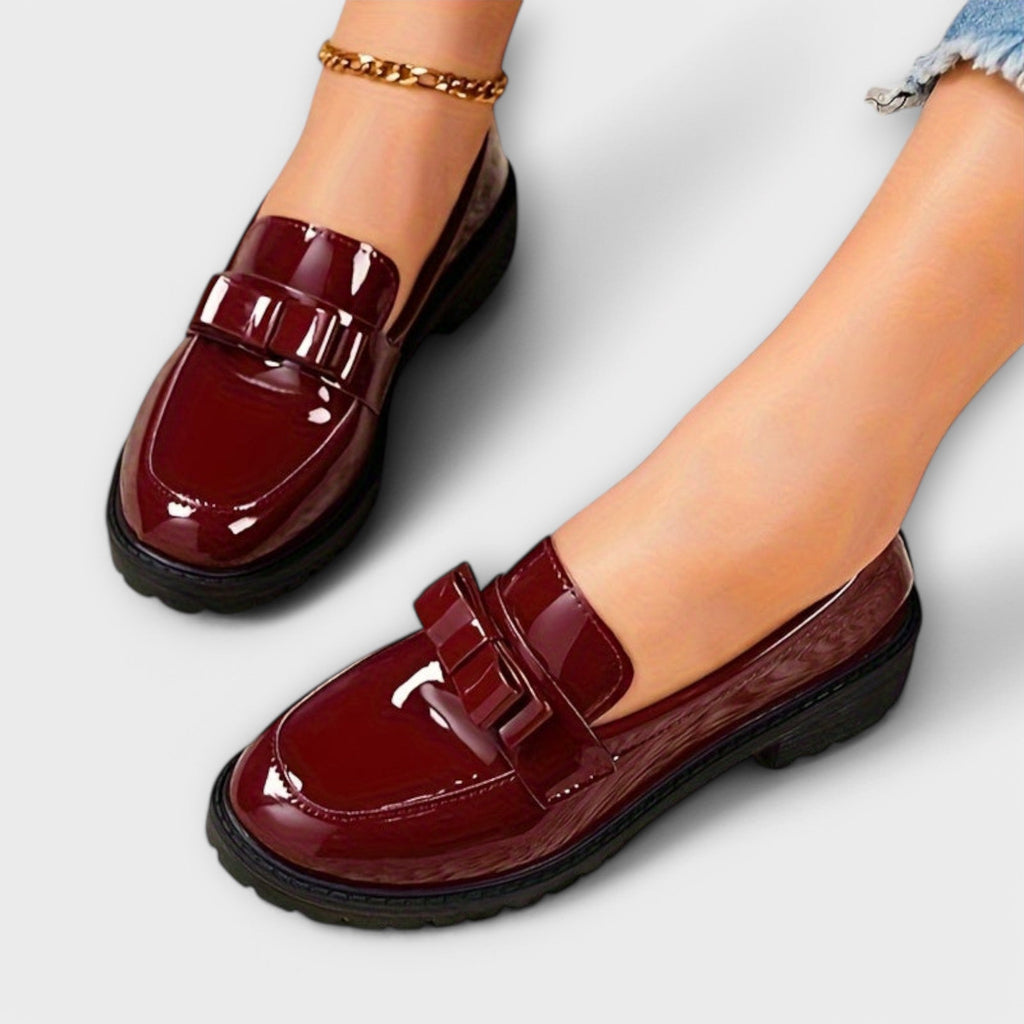 Mocasines Femeninos Negros de Charol con Lazo