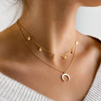 LumaLux Collar Dorado Exclusivo - Motivo Luna Delicado
