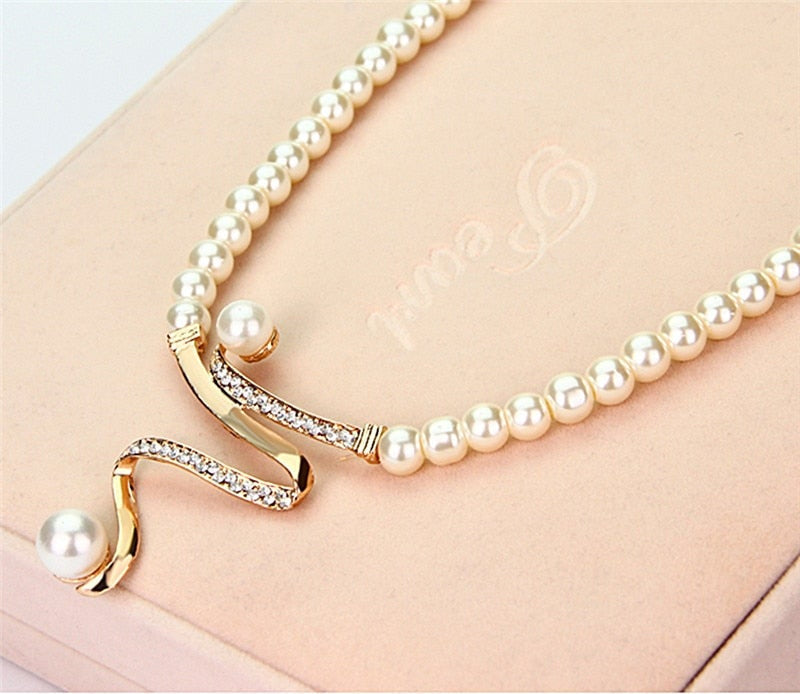 PerlaLux Conjunto Collar y Pendientes de Perlas - Elegante