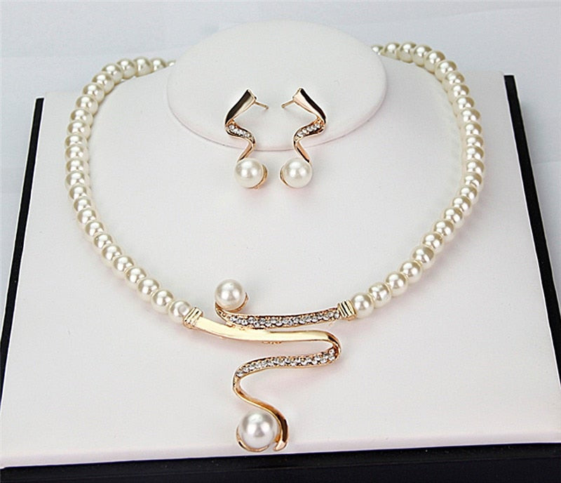 PerlaLux Conjunto Collar y Pendientes de Perlas - Elegante