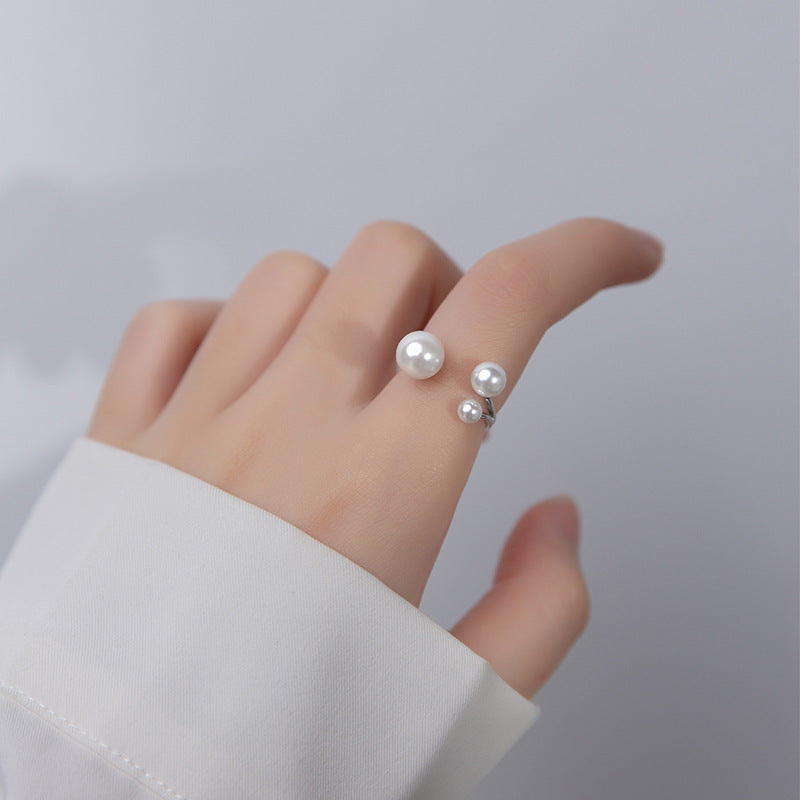 BrilloNova Anillo Triangular Ajustable Perlas - Elegancia
