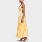 Aby™ | Vestido maxi amarillo plisado con escote en V
