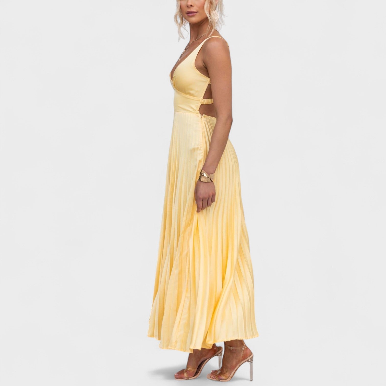 Aby™ | Vestido maxi amarillo plisado con escote en V