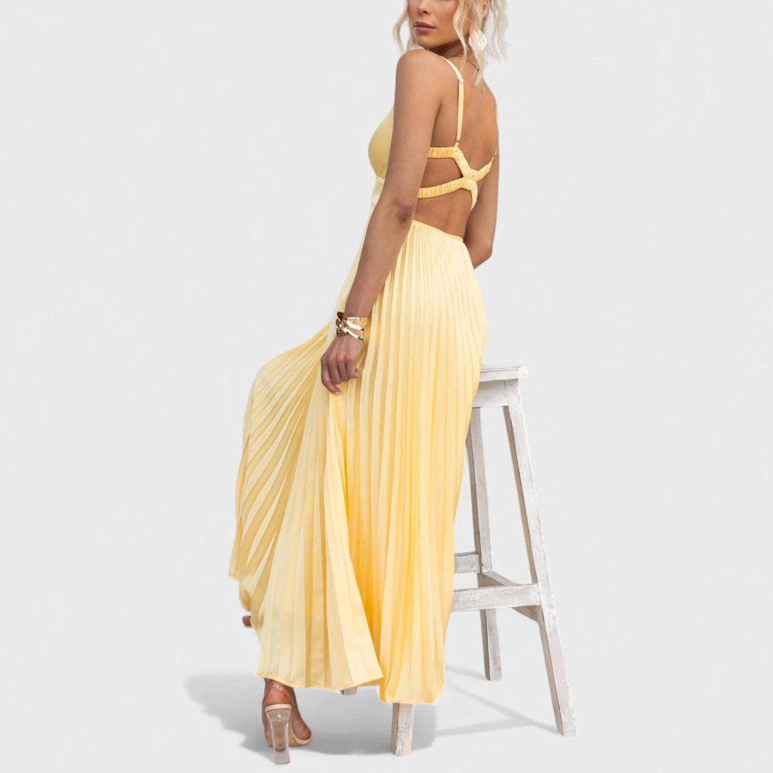 Aby™ | Vestido maxi amarillo plisado con escote en V