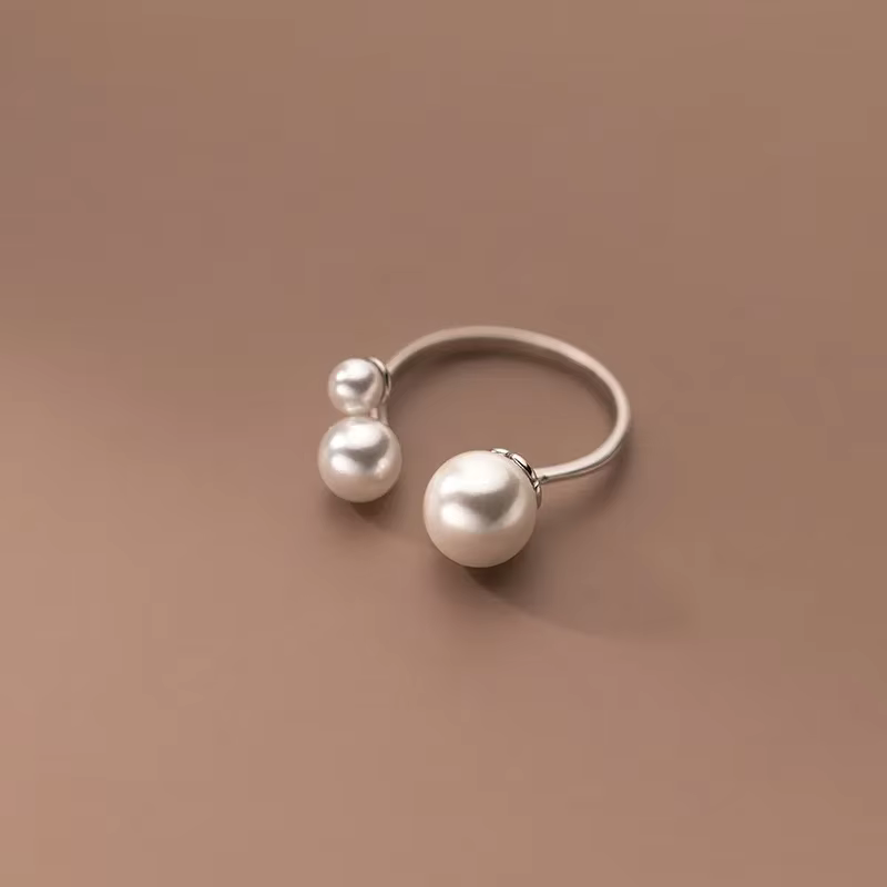 BrilloNova Anillo Triangular Ajustable Perlas - Elegancia