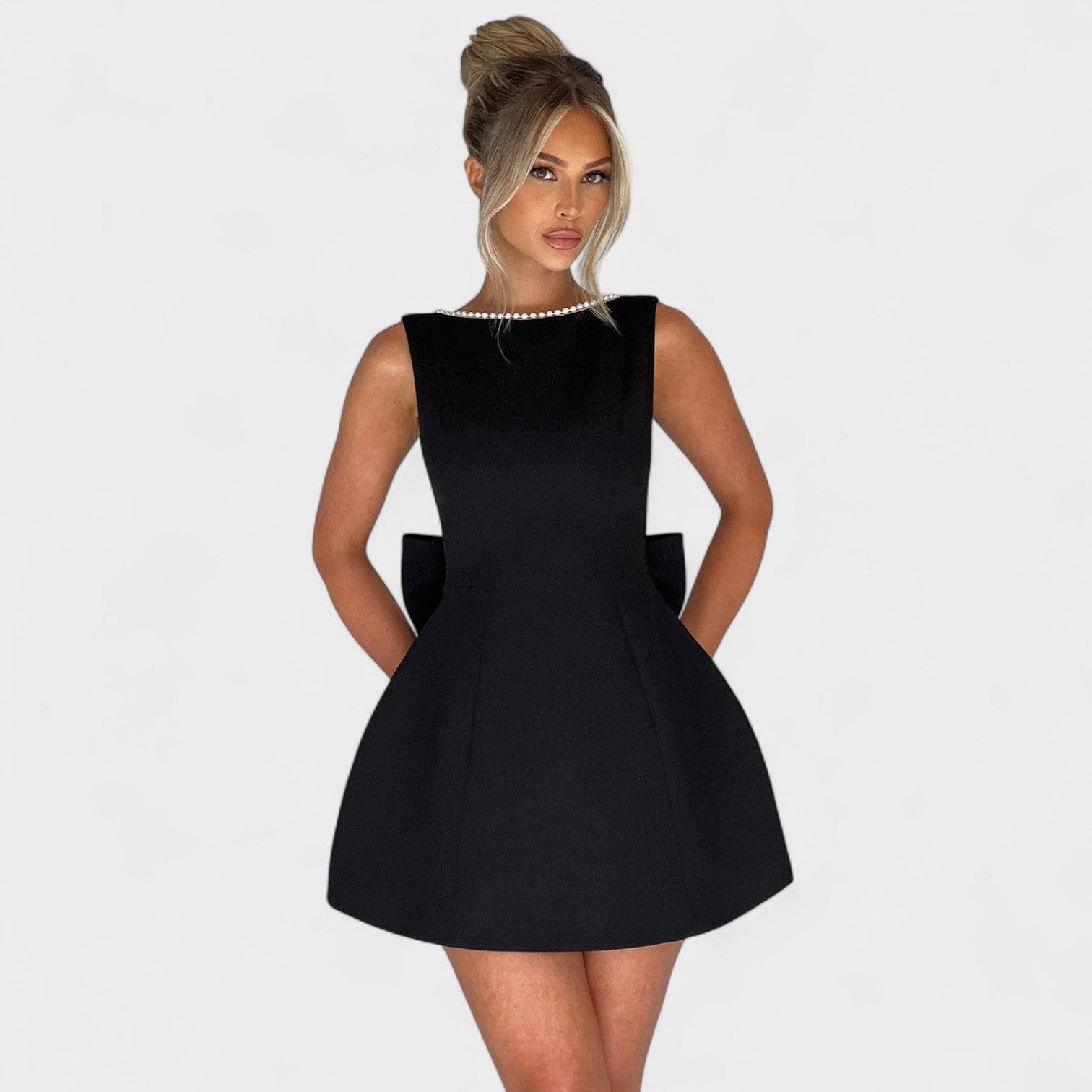 Carrie™ | Mini vestido con cinta de perlas
