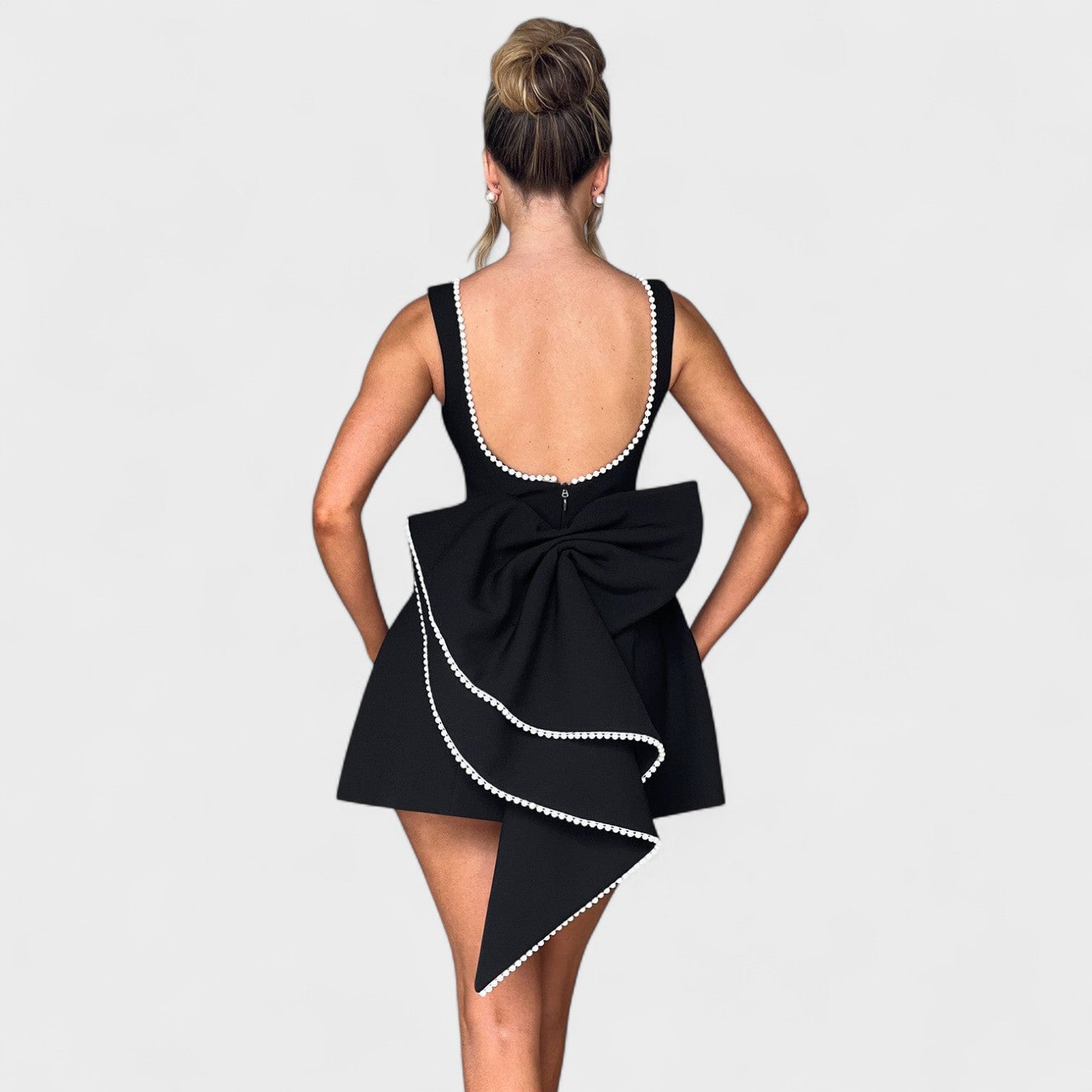 Carrie™ | Mini vestido con cinta de perlas