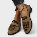 Zapatos femeninos elegantes con patrón de leopardo