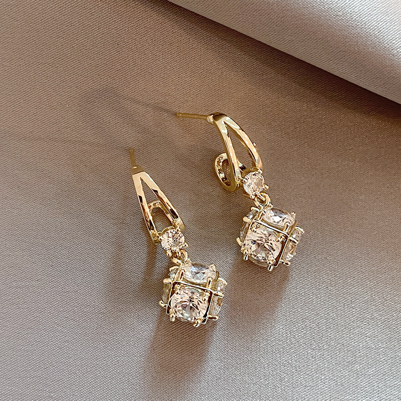 Pendientes Elegantes LuzDour con Zirconias en Oro - Exclusivos
