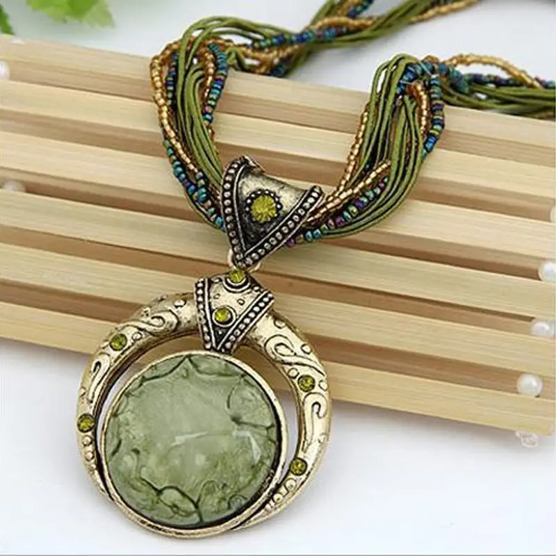 Collar Aurora Elegante Verde y Dorado - Estilo Único
